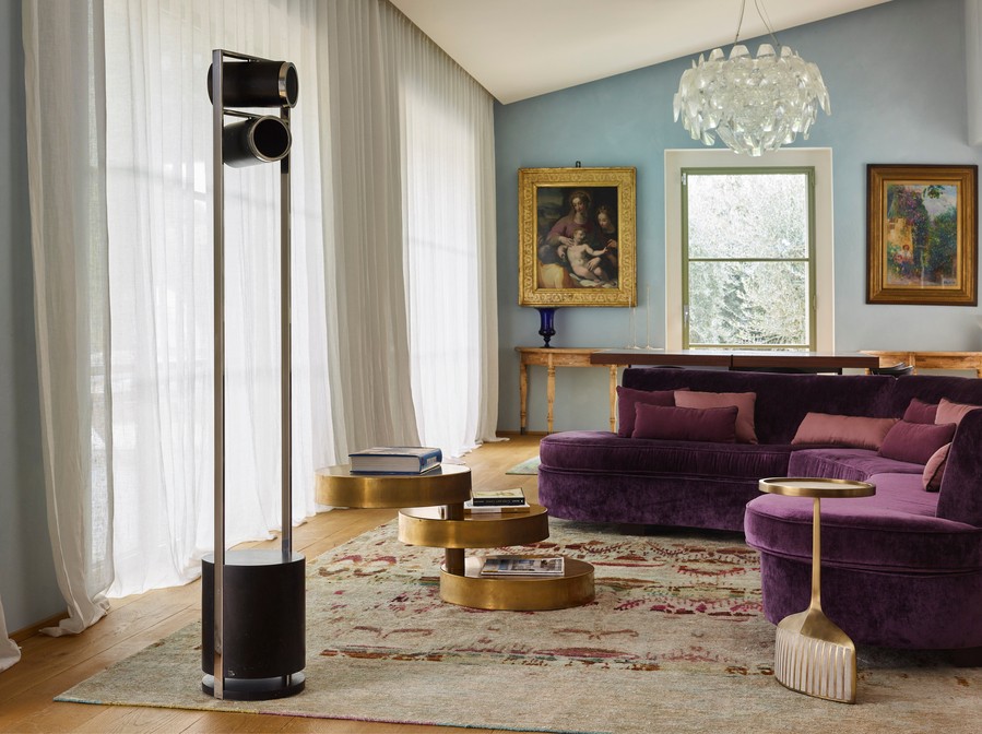 A living room featuring Architettura Sonora’s speakers. 