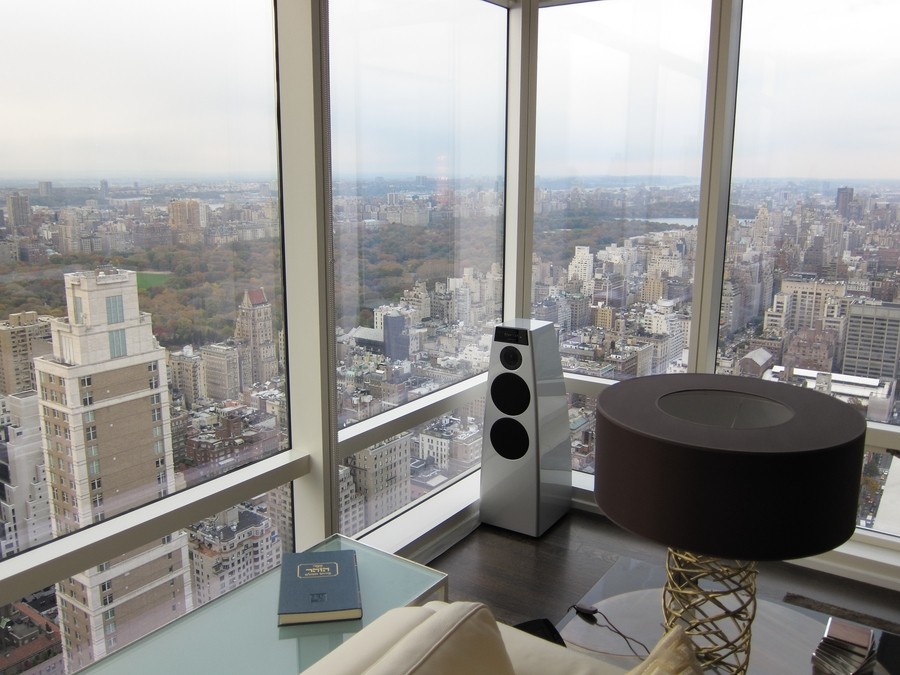 A condo featuring a Meridian floorstanding loudspeaker in the corner. 